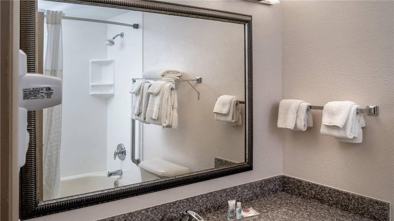 <b>Clarion Pointe Room</b>. Images powered by <a href="https://iceportal.shijigroup.com/" title="IcePortal" target="_blank">IcePortal</a>.