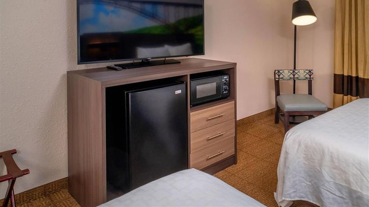 Clarion Pointe Room