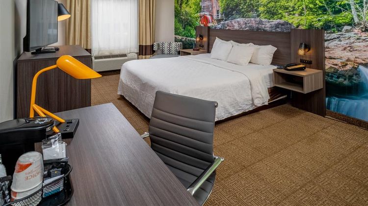Clarion Pointe Room