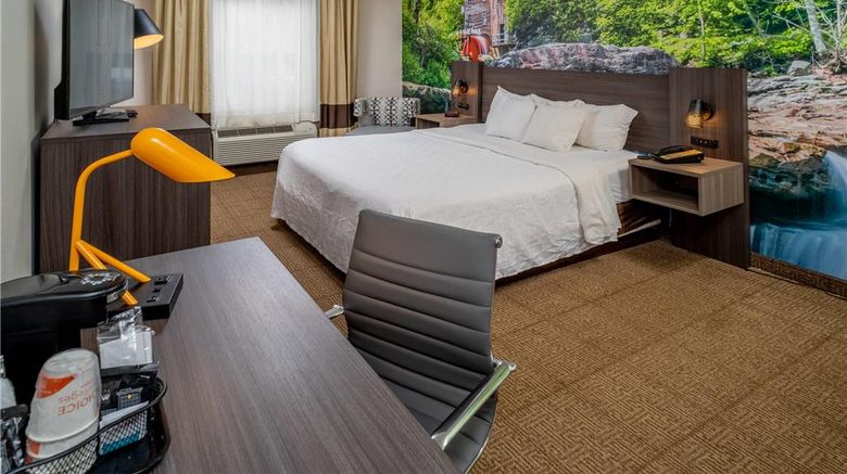 <b>Clarion Pointe Room</b>. Images powered by <a href="https://iceportal.shijigroup.com/" title="IcePortal" target="_blank">IcePortal</a>.