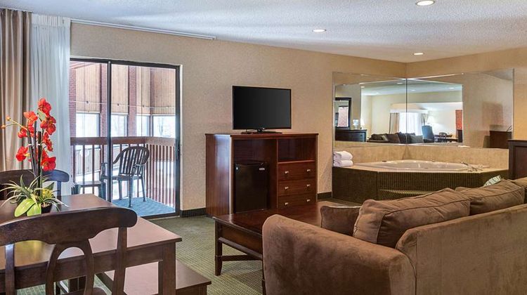 Quality Inn Parkersburg North-Vienna Suite