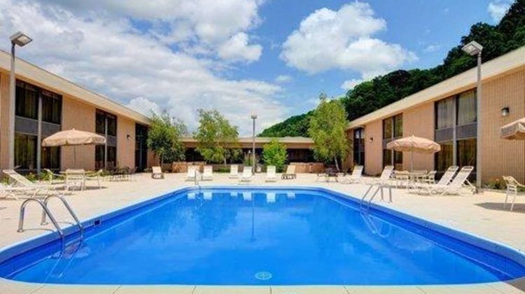Quality Hotel & Conference Center Pool