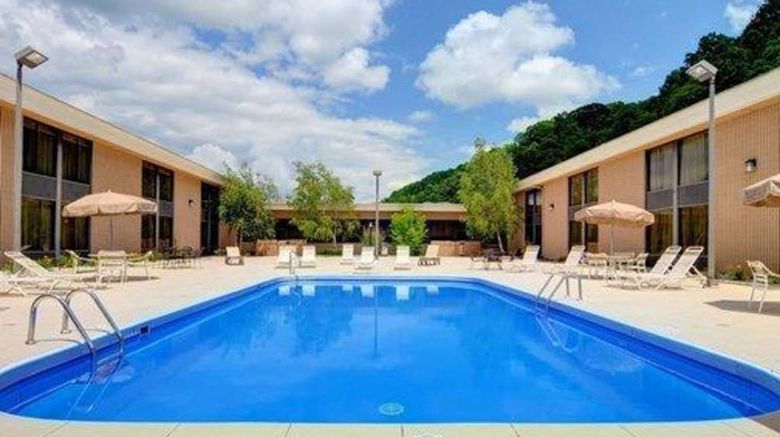 <b>Quality Hotel & Conference Center Pool</b>. Images powered by <a href="https://iceportal.shijigroup.com/" title="IcePortal" target="_blank">IcePortal</a>.