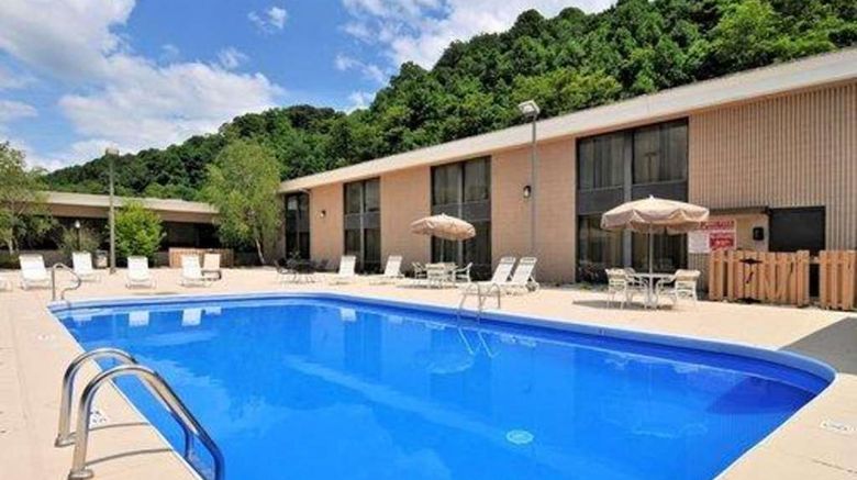 <b>Quality Hotel & Conference Center Pool</b>. Images powered by <a href="https://iceportal.shijigroup.com/" title="IcePortal" target="_blank">IcePortal</a>.