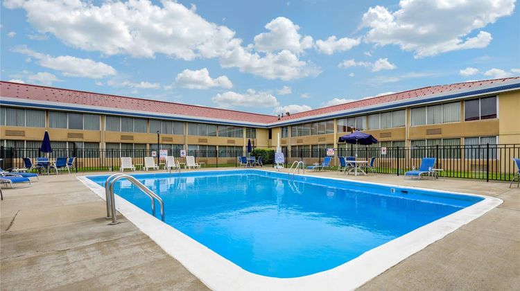 Econo Lodge Inn & Suites Triadelphia Pool