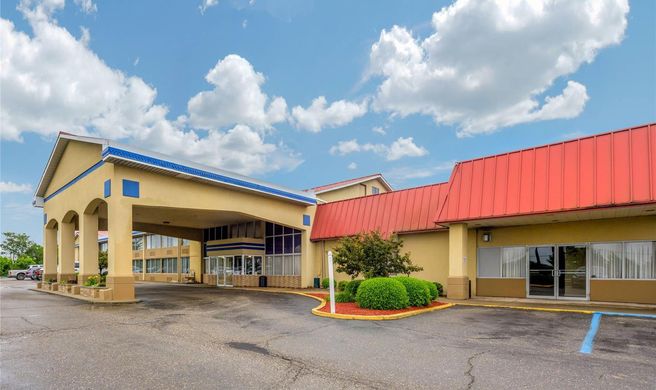 Econo Lodge Inn & Suites Triadelphia Exterior
