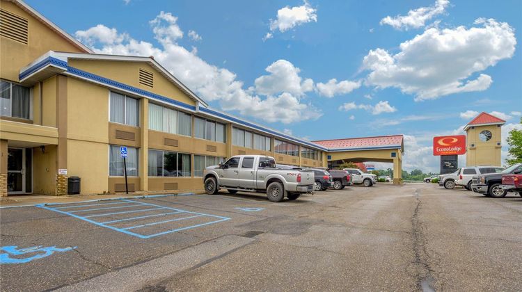 Econo Lodge Inn & Suites Triadelphia Exterior