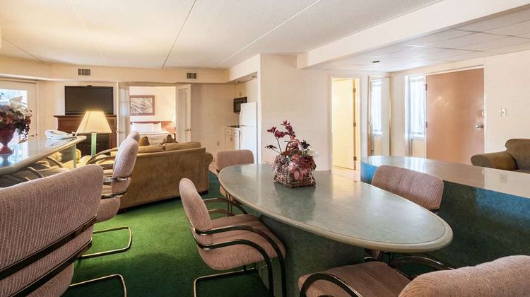 Rodeway Inn Charles Town Suite