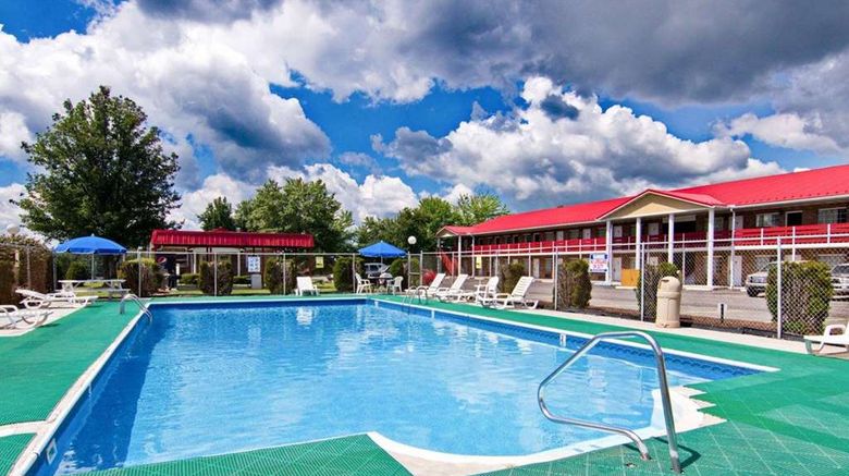 <b>Quality Inn Pool</b>. Images powered by <a href="https://iceportal.shijigroup.com/" title="IcePortal" target="_blank">IcePortal</a>.