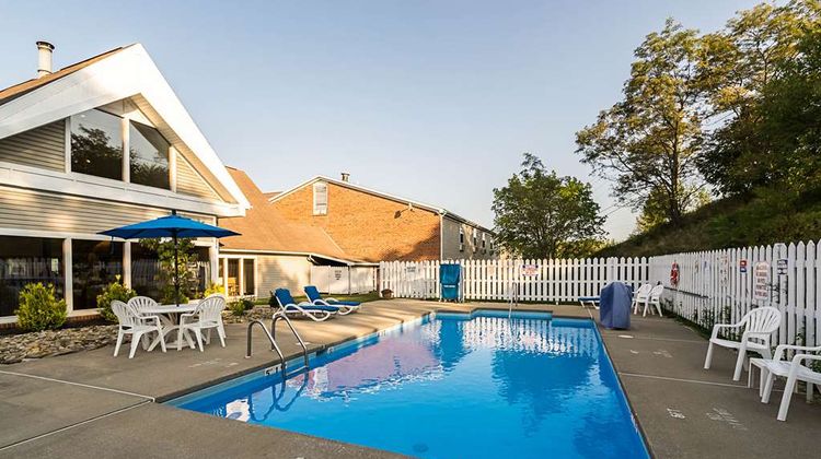 Quality Inn Morgantown Pool