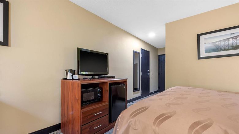 <b>Quality Inn Morgantown Room</b>. Images powered by <a href="https://iceportal.shijigroup.com/" title="IcePortal" target="_blank">IcePortal</a>.