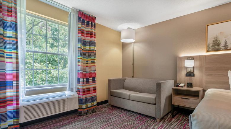 <b>Quality Inn Morgantown Suite</b>. Images powered by <a href="https://iceportal.shijigroup.com/" title="IcePortal" target="_blank">IcePortal</a>.