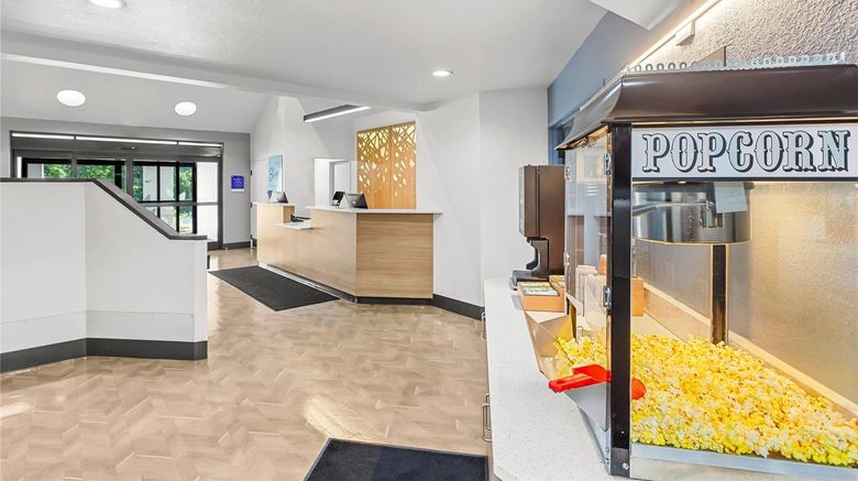 <b>Sleep Inn Charleston North Lobby</b>. Images powered by <a href="https://iceportal.shijigroup.com/" title="IcePortal" target="_blank">IcePortal</a>.