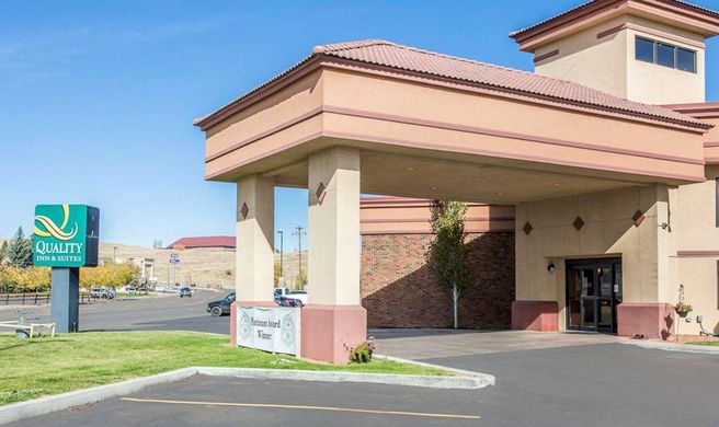 Quality Inn & Suites Exterior