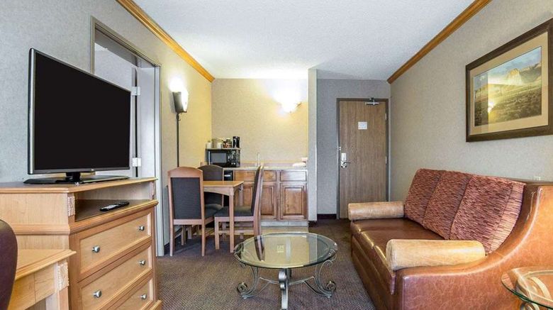 <b>Quality Inn & Suites Suite</b>. Images powered by <a href="https://iceportal.shijigroup.com/" title="IcePortal" target="_blank">IcePortal</a>.