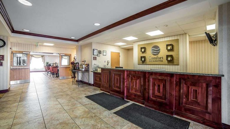 <b>Comfort Inn & Suites Lobby</b>. Images powered by <a href="https://iceportal.shijigroup.com/" title="IcePortal" target="_blank">IcePortal</a>.