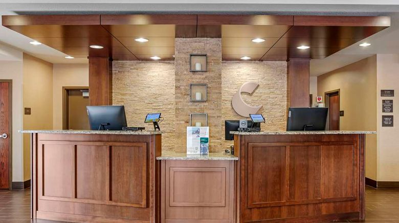 <b>Comfort Inn & Suites Lobby</b>. Images powered by <a href="https://iceportal.shijigroup.com/" title="IcePortal" target="_blank">IcePortal</a>.