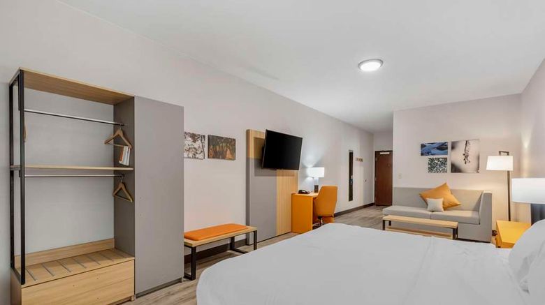 <b>Comfort Suites Suite</b>. Images powered by <a href="https://iceportal.shijigroup.com/" title="IcePortal" target="_blank">IcePortal</a>.