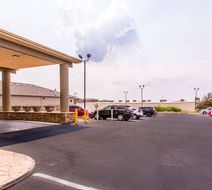 Quality Inn and Suites University Exterior