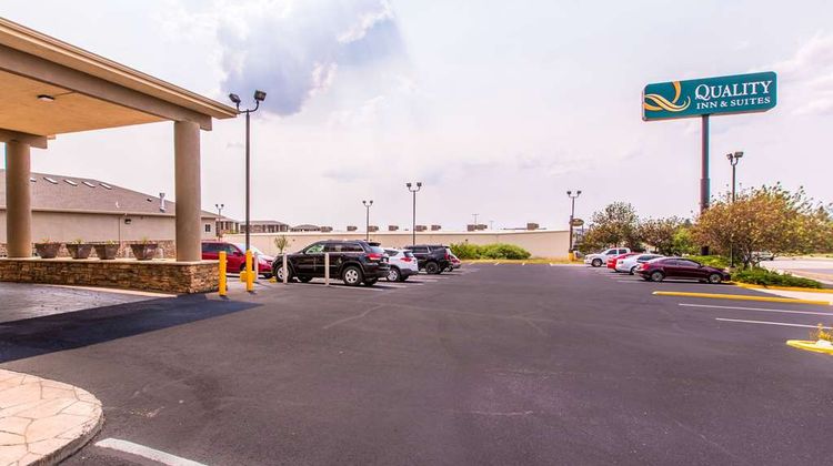 Quality Inn and Suites University Exterior