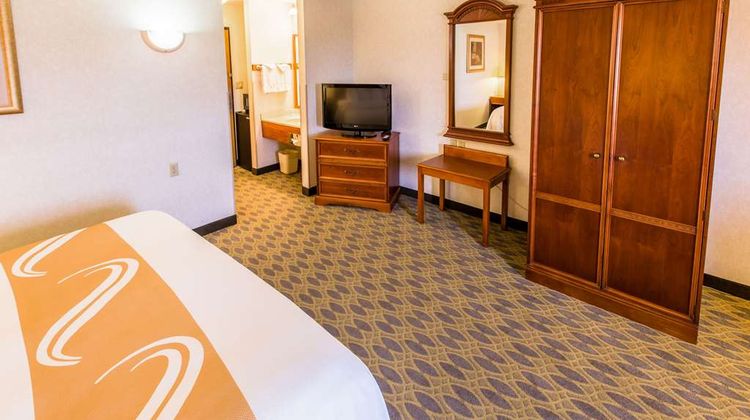 Quality Inn and Suites University Suite