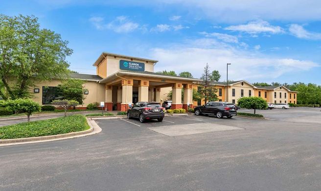 Clarion Inn and Suites Indianapolis Northwest Exterior