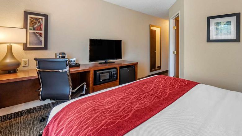 <b>Comfort Inn La Porte Room</b>. Images powered by <a href="https://iceportal.shijigroup.com/" title="IcePortal" target="_blank">IcePortal</a>.
