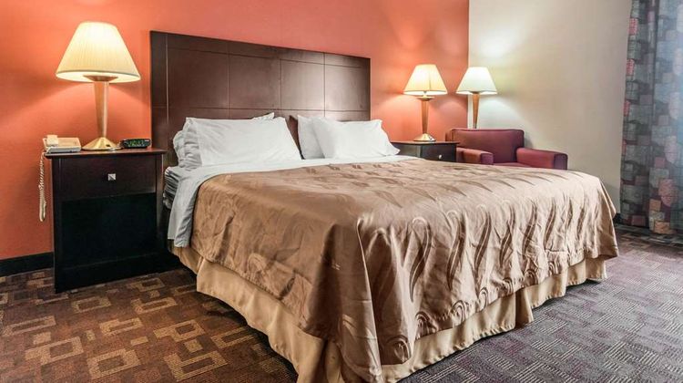Quality Inn & Suites Lawrenceburg Suite
