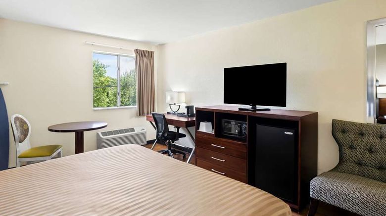 <b>Econo Lodge Emporia Room</b>. Images powered by <a href="https://iceportal.shijigroup.com/" title="IcePortal" target="_blank">IcePortal</a>.