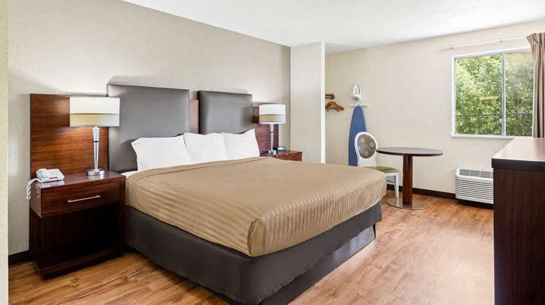 <b>Econo Lodge Emporia Room</b>. Images powered by <a href="https://iceportal.shijigroup.com/" title="IcePortal" target="_blank">IcePortal</a>.