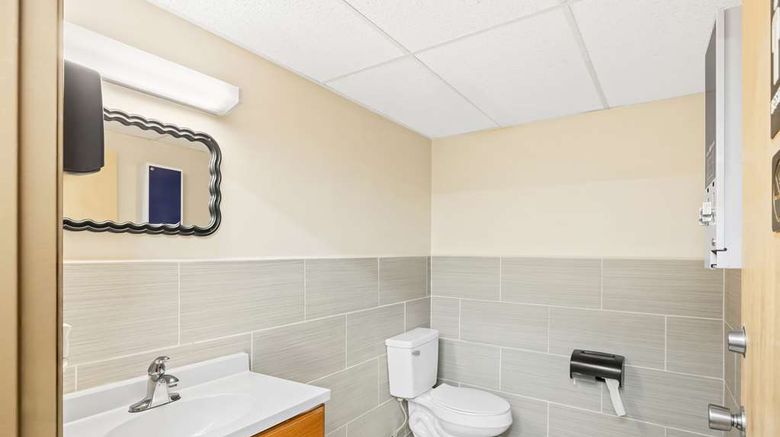 <b>Econo Lodge Emporia Room</b>. Images powered by <a href="https://iceportal.shijigroup.com/" title="IcePortal" target="_blank">IcePortal</a>.