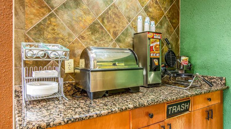 Econo Lodge Topeka Restaurant