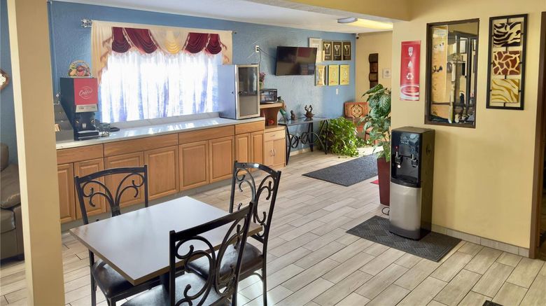 <b>Econo Lodge Lansing Leavenworth Lobby</b>. Images powered by <a href="https://iceportal.shijigroup.com/" title="IcePortal" target="_blank">IcePortal</a>.