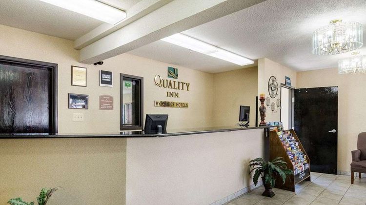 Quality Inn Topeka Lobby