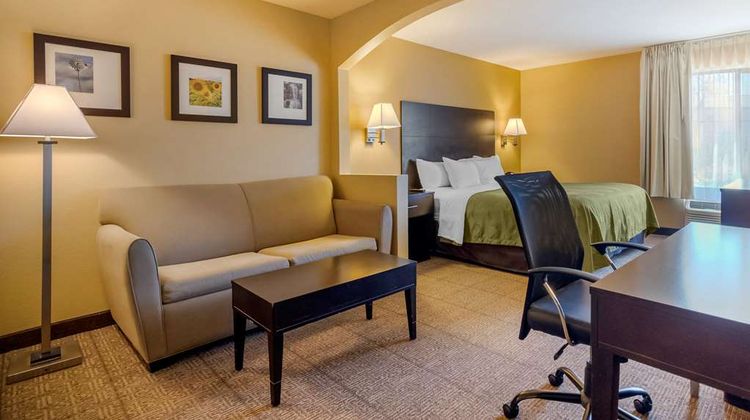 Quality Inn & Suites Lenexa-Kansas City Suite