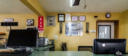 Econo Lodge Winfield Lobby
