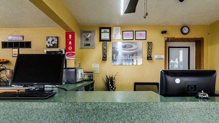 Econo Lodge Winfield Lobby