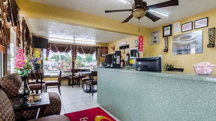 Econo Lodge Winfield Lobby