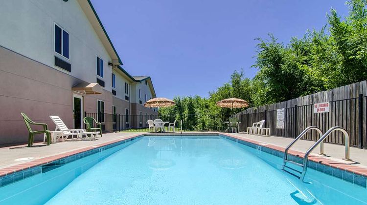 Quality Inn near Fort Riley Pool