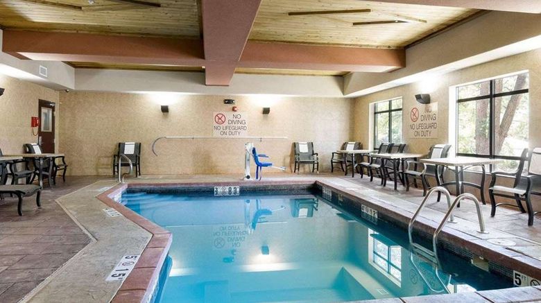 <b>Comfort Suites Pool</b>. Images powered by <a href="https://iceportal.shijigroup.com/" title="IcePortal" target="_blank">IcePortal</a>.