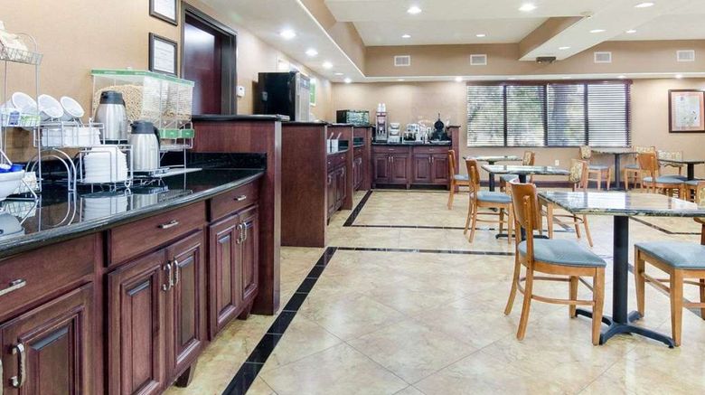 <b>Comfort Suites Restaurant</b>. Images powered by <a href="https://iceportal.shijigroup.com/" title="IcePortal" target="_blank">IcePortal</a>.