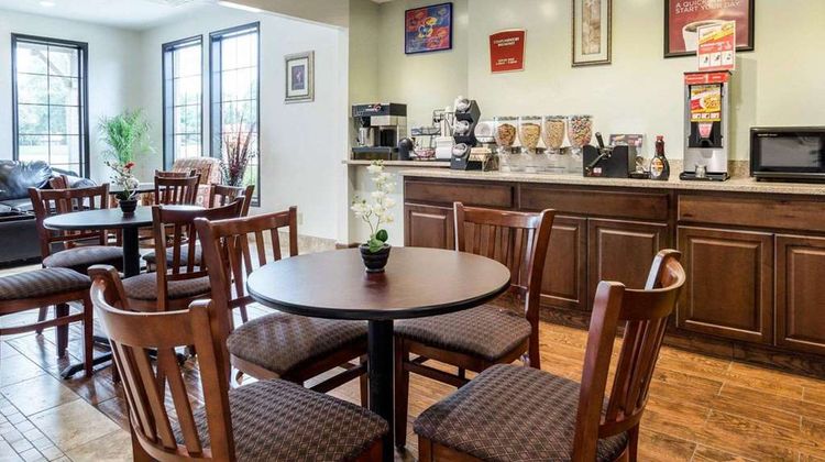 Econo Lodge Lawrence near University Restaurant