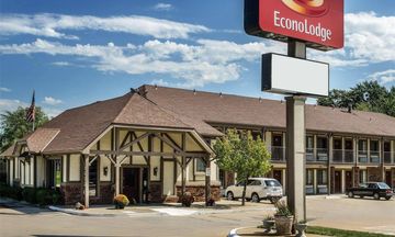 Econo Lodge Lawrence near University