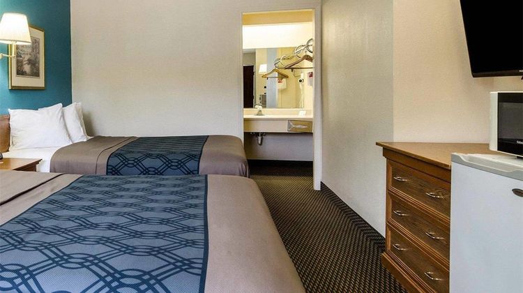 Econo Lodge Lawrence near University Room