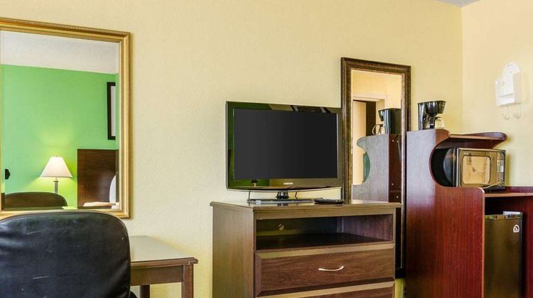 Quality Inn Liberal Room