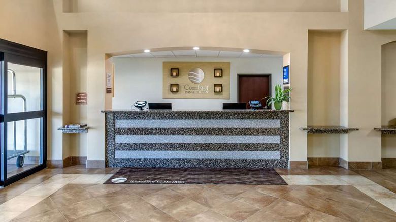 <b>Comfort Inn & Suites Lobby</b>. Images powered by <a href="https://iceportal.shijigroup.com/" title="IcePortal" target="_blank">IcePortal</a>.