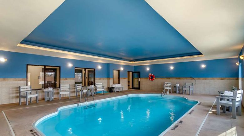 <b>Comfort Inn & Suites Pool</b>. Images powered by <a href="https://iceportal.shijigroup.com/" title="IcePortal" target="_blank">IcePortal</a>.