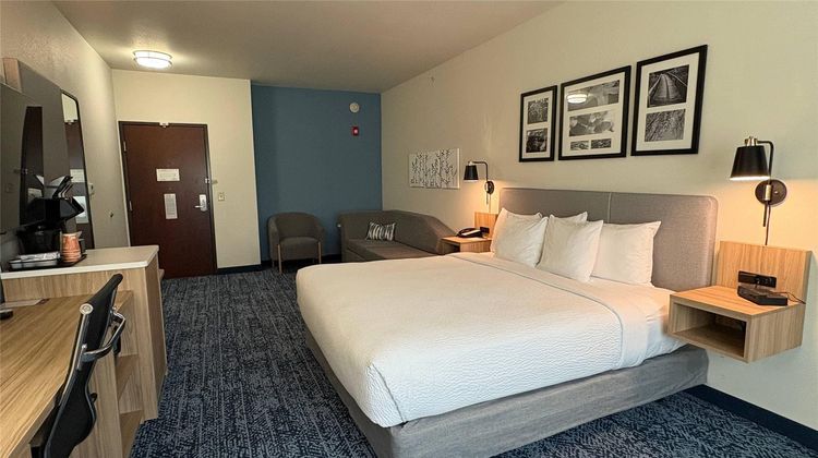 Sleep Inn & Suites Fort Scott Suite