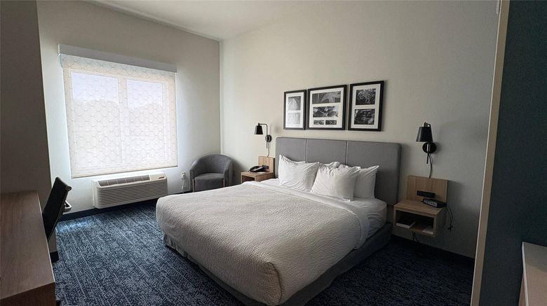 <b>Sleep Inn & Suites Fort Scott Room</b>. Images powered by <a href="https://iceportal.shijigroup.com/" title="IcePortal" target="_blank">IcePortal</a>.