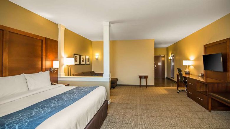 <b>Comfort Suites Dodge City Suite</b>. Images powered by <a href="https://iceportal.shijigroup.com/" title="IcePortal" target="_blank">IcePortal</a>.